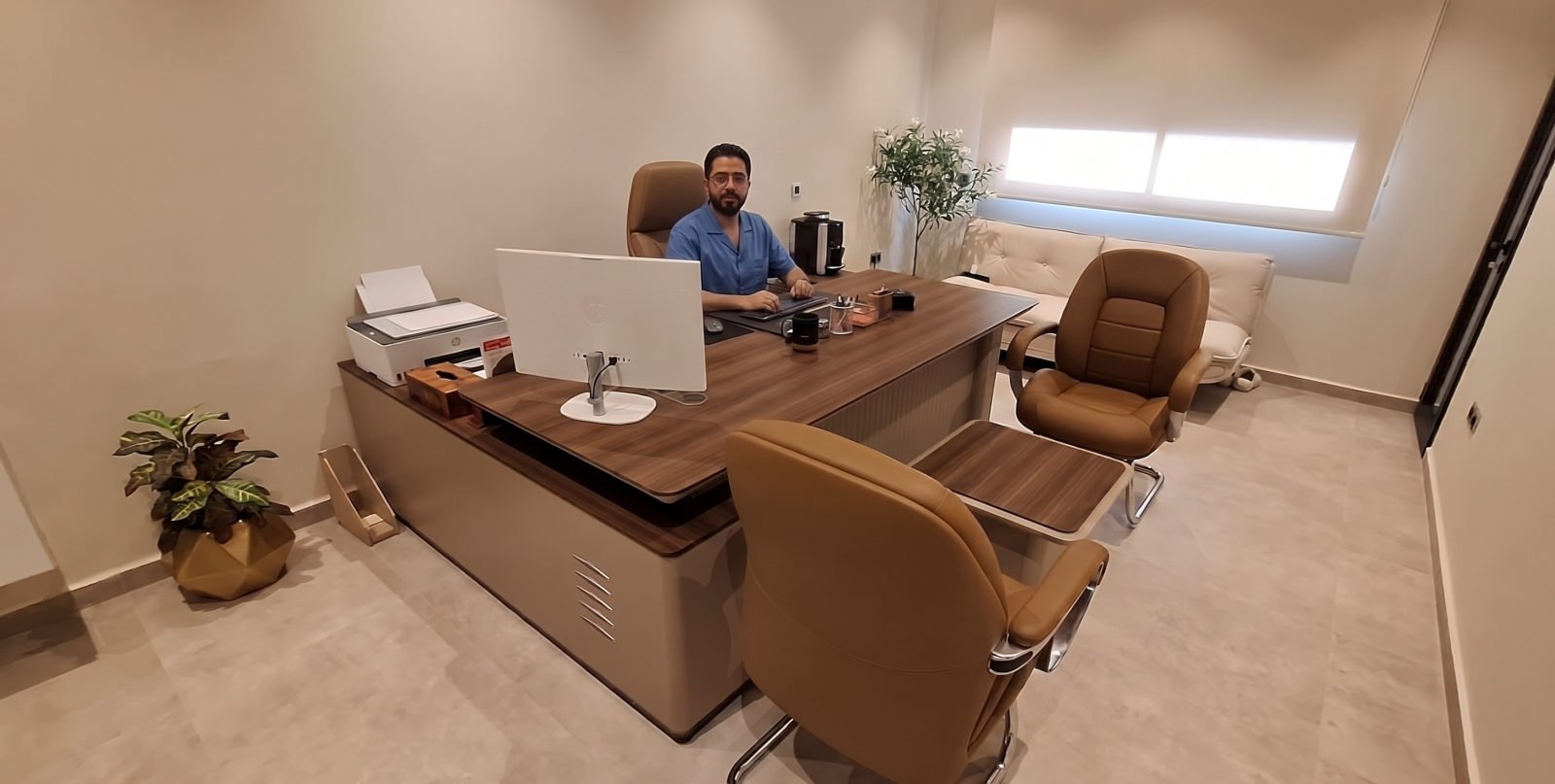Dr El Fakiri Salaheddine dans son cabinet à Agdal, Rabat